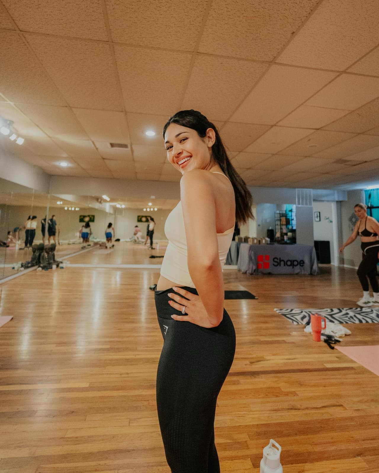 Una miembro de Shape Health sonriendo en una clase comunitaria
