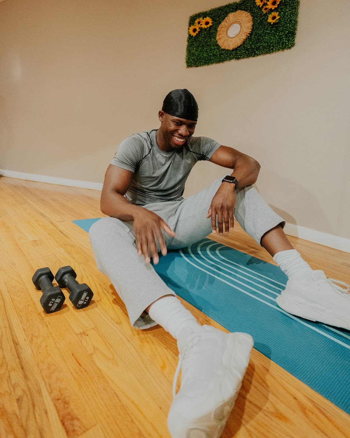 Un miembro de Shape Health sonriendo en una colchoneta de ejercicio